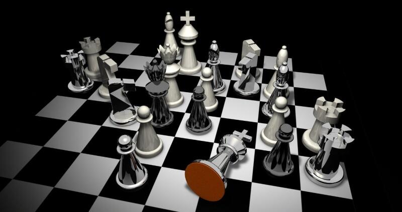 Quando a partida de xadrez termina, o peão e o rei vão para a